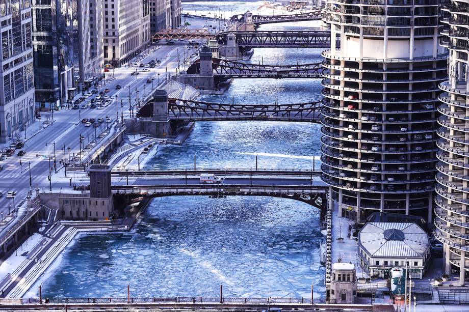 Rio Chicago é visto congelado durante onde de frio que atinge os Estados Unidos - 06/01/2018