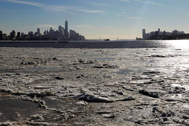 Camada de gelo é vista no rio Hudson, entre os estados americanos de Nova Jersey e Nova York - 07/01/2018 Camada de gelo é vista no rio Hudson, entre os estados americanos de Nova Jersey e Nova York - 07/01/2018