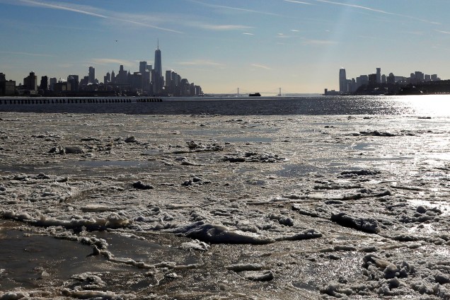 Camada de gelo é vista no rio Hudson, entre os estados americanos de Nova Jersey e Nova York - 07/01/2018