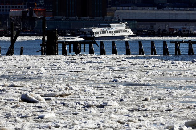 Balsa trafega no rio Hudson, entre os estados americanos de Nova Jersey e Nova York, durante onda de frio que atinge a costa leste do país - 07/01/2018