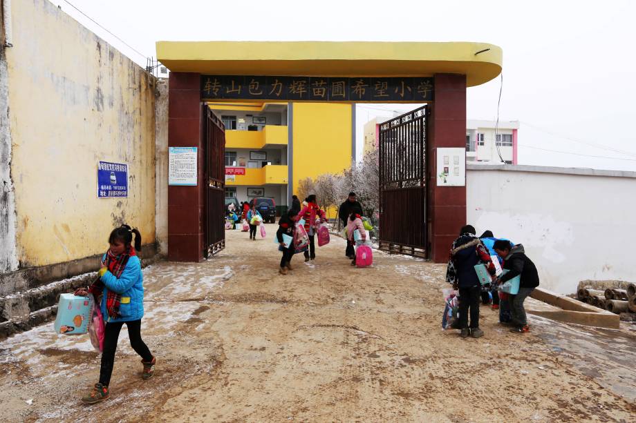 Estudantes na Escola Primária Zhuanshanbao Hope em Ludian, na província de Yunnan, no sudoeste da China Estudantes na Escola Primária Zhuanshanbao Hope em Ludian, na província de Yunnan, no sudoeste da China