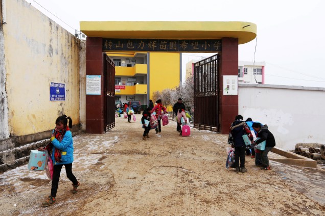 Estudantes na Escola Primária Zhuanshanbao Hope em Ludian, na província de Yunnan, no sudoeste da China