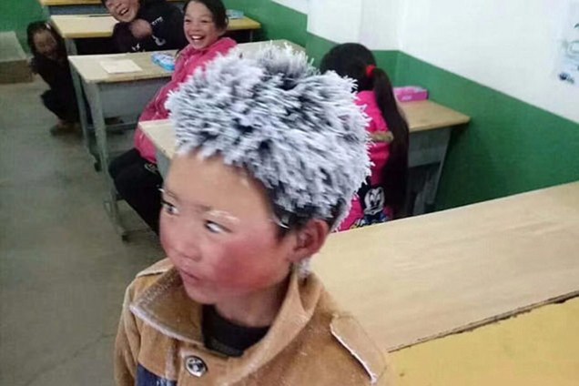A foto do menino chinês com o cabelo incrustado de gelo após a caminhada até a escola viralizou nas redes sociais