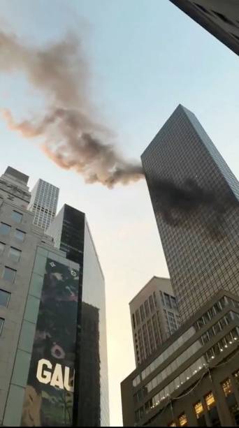 Fumaça é vista sobre o telhado da Trump Tower, em Nova York - 08/01/2018