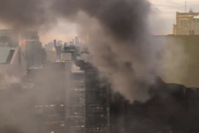 Fumaça é vista sobre o telhado da Trump Tower, em Nova York - 08/01/2018