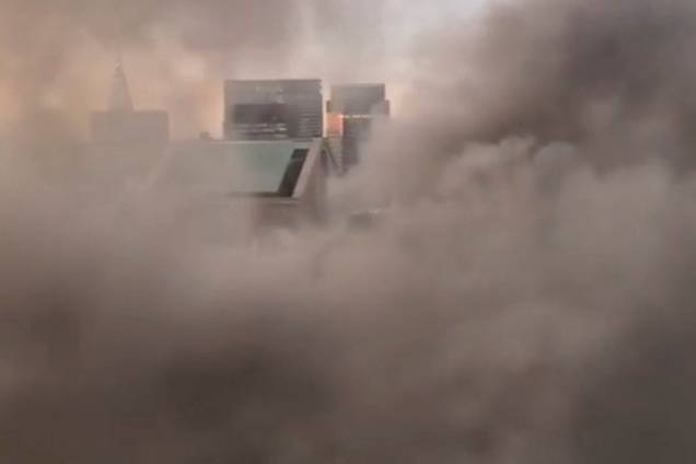 Fumaça é vista sobre o telhado da Trump Tower, em Nova York - 08/01/2018 Fumaça é vista sobre o telhado da Trump Tower, em Nova York - 08/01/2018