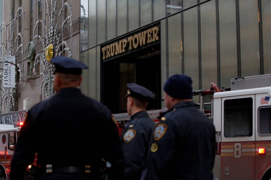 Polícia de Nova York atende a uma ocorrência de incêndio no topo da Trump Tower em Manhattan - 08/01/2018