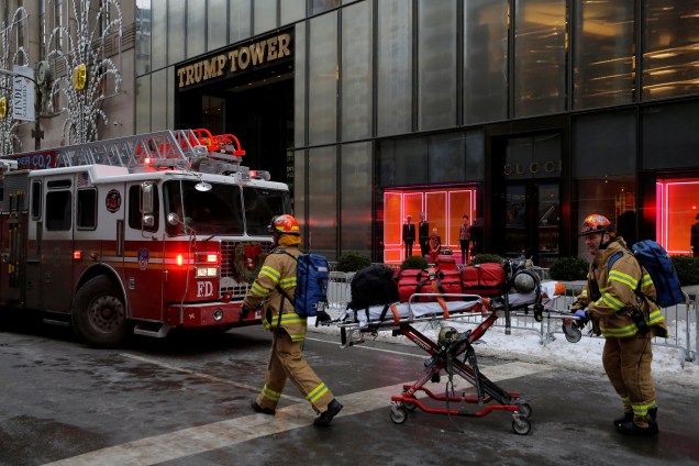 Equipe do Departamento de Bombeiros de Nova York respondeu depois que um incêndio começou na Trump Tower em Manhattan