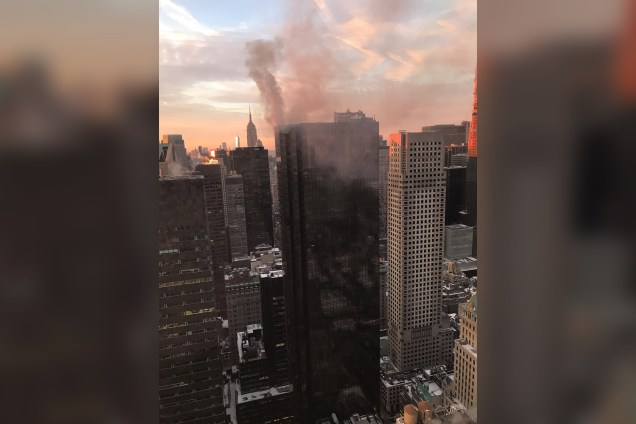 Fumaça é vista sobre o topo da Trump Tower, em Nova York - 08/01/2018