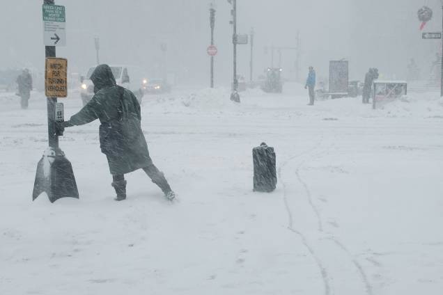 Mulher atravessa a rua uma nevasca de inverno em Boston, Massachusetts - 04/01/2018 Mulher atravessa a rua uma nevasca de inverno em Boston, Massachusetts - 04/01/2018