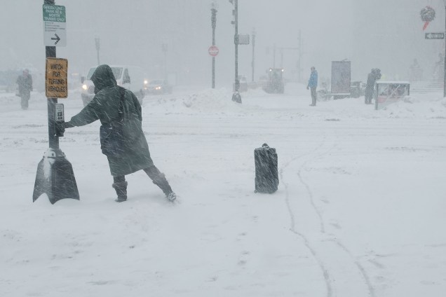 Mulher atravessa a rua uma nevasca de inverno em Boston, Massachusetts - 04/01/2018