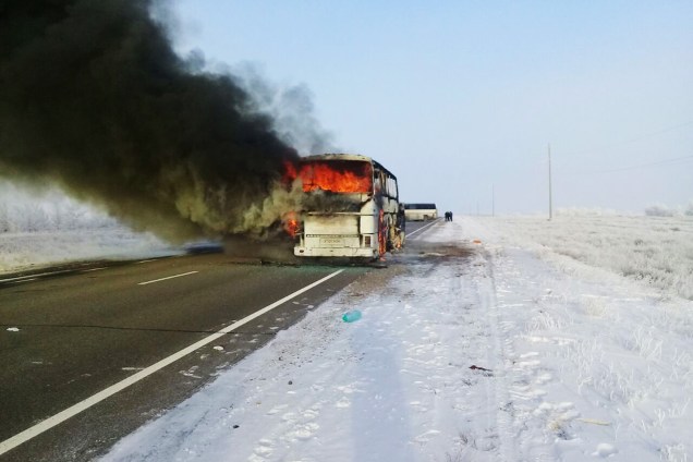 Ônibus pega fogo em uma rota usada por trabalhadores imigrantes que se dirigem para a Rússia, na região de Aktobe, no Cazaquistão