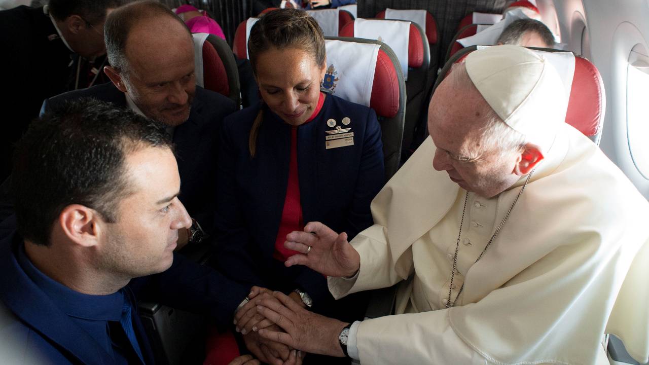 Pope Francisco realiza casamento dentro de avião