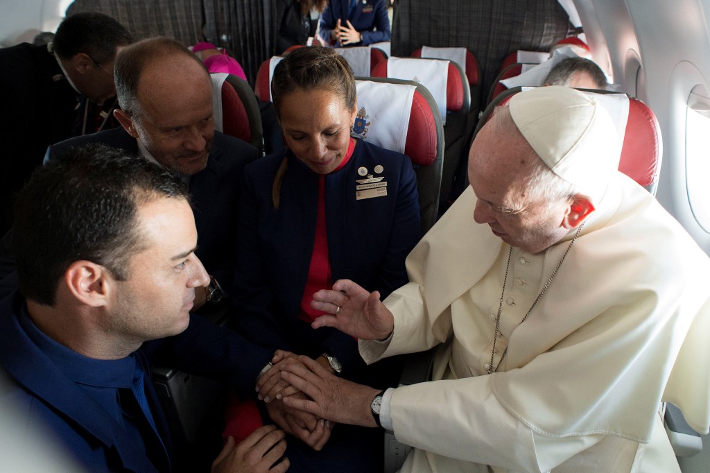 Pope Francisco realiza casamento dentro de avião