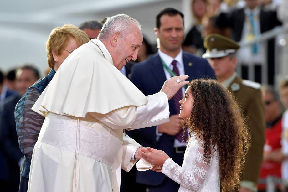 Papa Francisco abençoa criança após desembarcar em aeroporto na cidade de Santiago, capital do Chile - 15/01/2018