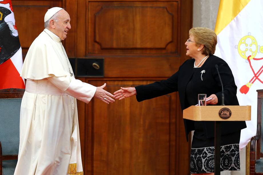 Papa Francisco cumprimenta a presidente do Chile, Michelle Bachelet, no Palácio de La Moneda - 16/01/2018