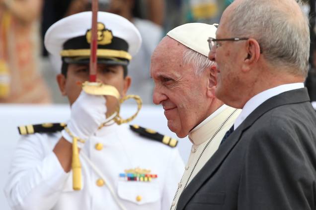 Papa Francisco é recepcionado pelo presidente do Peru, Pedro Pablo Kuczynski, ao chegar na capital do país, Lima - 18/01/2018 Papa Francisco é recepcionado pelo presidente do Peru, Pedro Pablo Kuczynski, ao chegar na capital do país, Lima - 18/01/2018