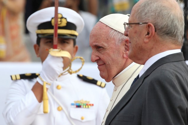 Papa Francisco é recepcionado pelo presidente do Peru, Pedro Pablo Kuczynski, ao chegar na capital do país, Lima - 18/01/2018