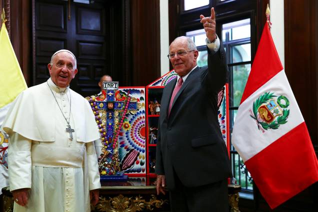 O presidente do Peru, Pedro Pablo Kuczynski, troca presentes com o Papa Francisco no Palácio do Governo, em Lima - 19/01/2018 O presidente do Peru, Pedro Pablo Kuczynski, troca presentes com o Papa Francisco no Palácio do Governo, em Lima - 19/01/2018