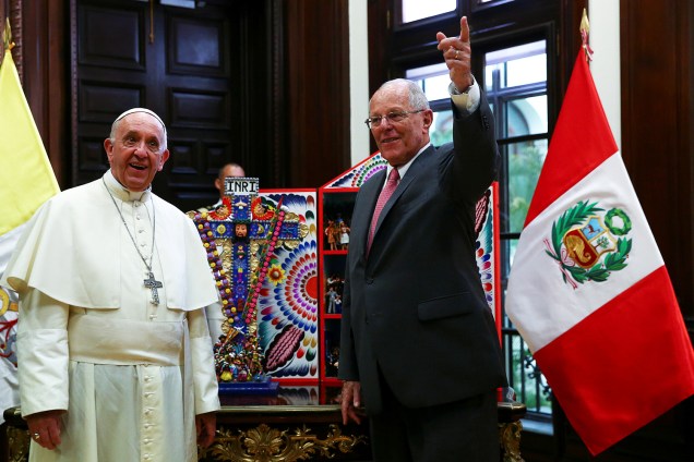 O presidente do Peru, Pedro Pablo Kuczynski, troca presentes com o Papa Francisco no Palácio do Governo, em Lima -  19/01/2018