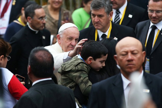 Papa Francisco abençoa criança ao deixar uma nunciatura em Lima, capital do Peru - 20/01/2018