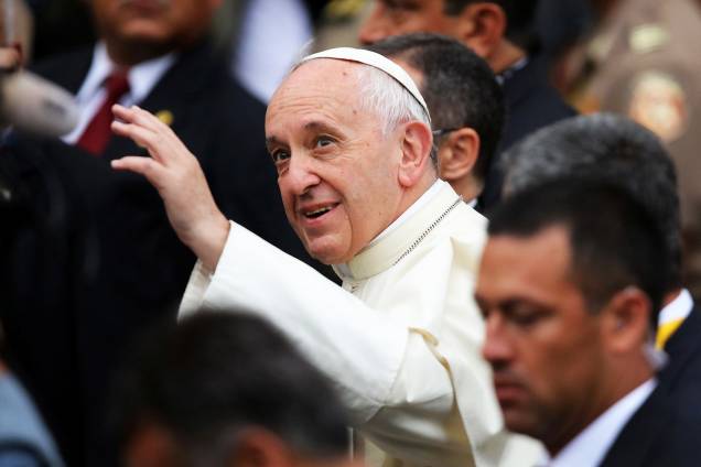 Papa Francisco acena para multidão ao deixar uma nunciatura em Lima, capital do Peru - 20/01/2018 Papa Francisco acena para multidão ao deixar uma nunciatura em Lima, capital do Peru - 20/01/2018