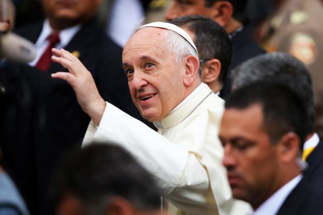 Papa Francisco acena para multidão ao deixar uma nunciatura em Lima, capital do Peru - 20/01/2018