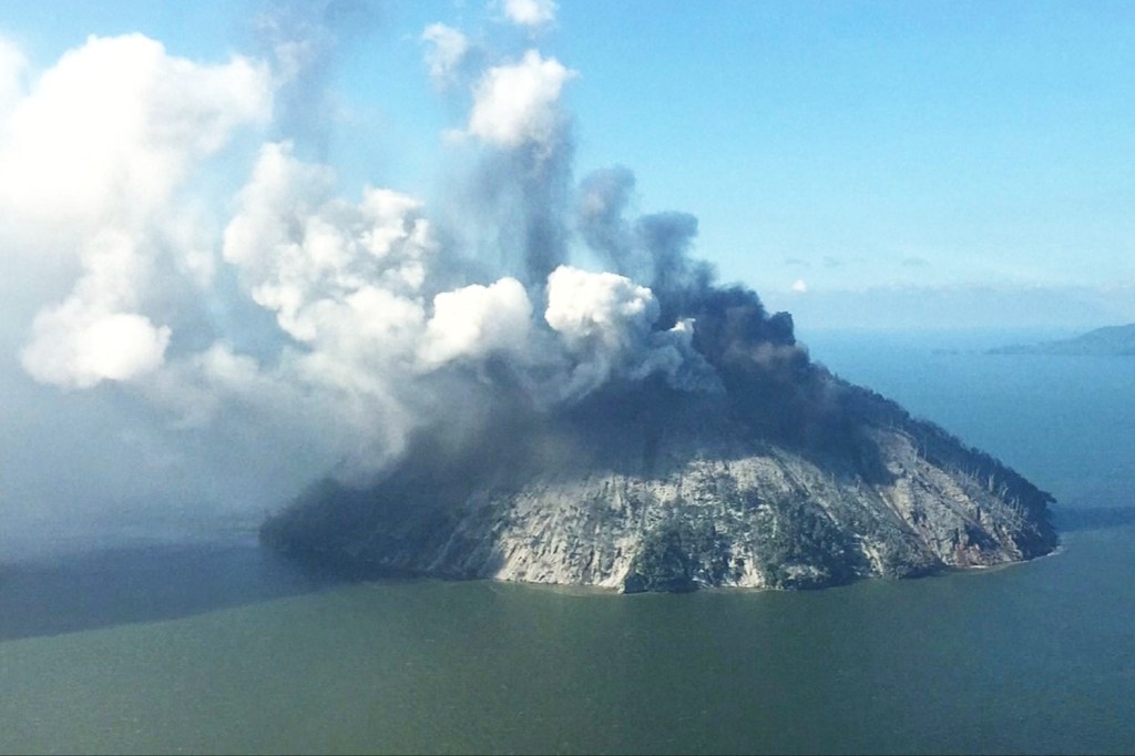Erupção de vulcão na ilha de Kadovar, em Papua Nova Guiné - 06/01/2018