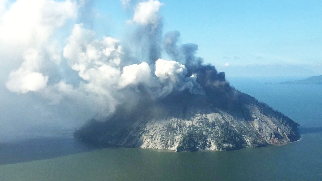 Erupção de vulcão na ilha de Kadovar, em Papua Nova Guiné - 06/01/2018