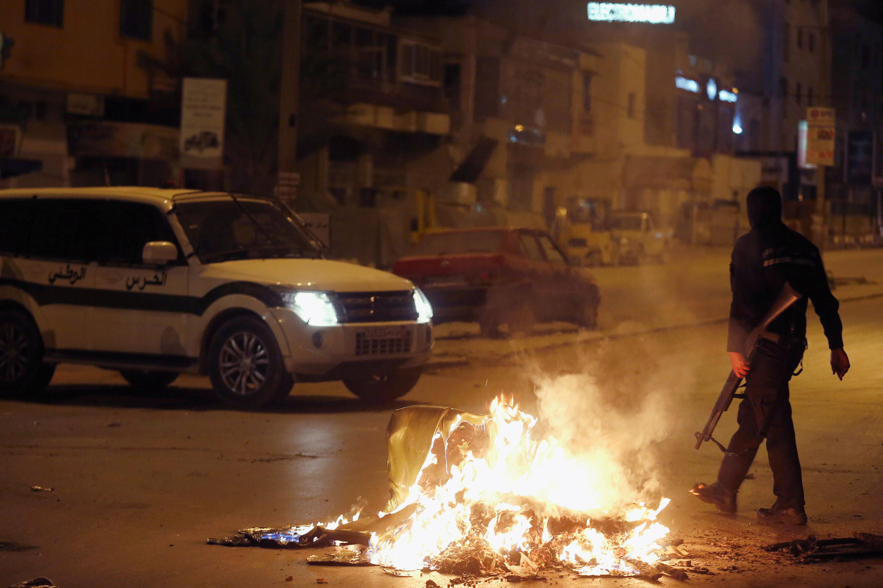 Protestos na Tunísia contra aumento dos preços e aumentos de impostos