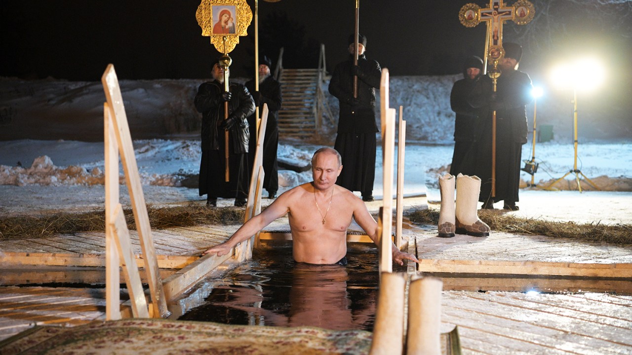 O presidente da Rússia, Vladimir Putin, participa das celebrações da Epifania Ortodoxa, no lago Seliger - 19/01/2018