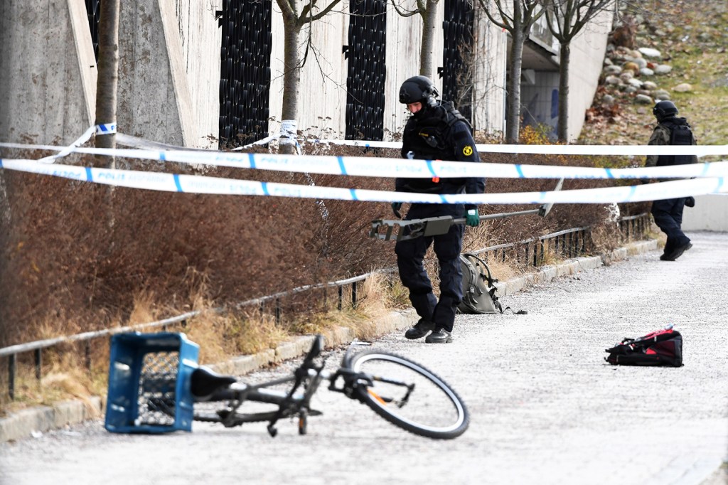 Policiais isolam área próxima da estação de metrô Varby Gard, em Estocolmo, capital da Suécia, após explosão deixar duas pessoas feridas - 07/01/2018