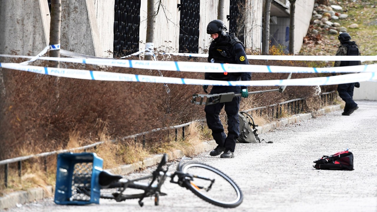 Policiais isolam área próxima da estação de metrô Varby Gard, em Estocolmo, capital da Suécia, após explosão deixar duas pessoas feridas - 07/01/2018