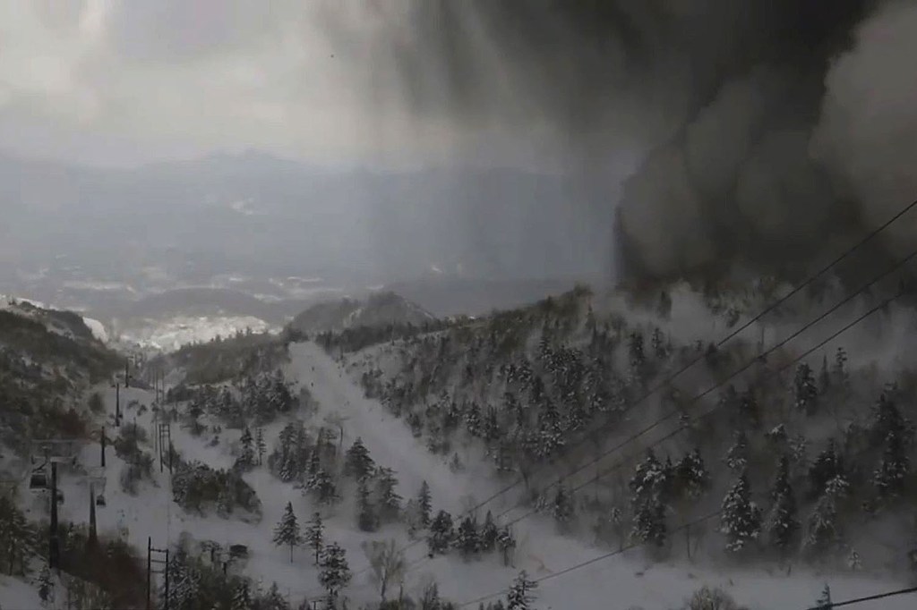 Erupção vulcânica seguida de avalanche no Japão