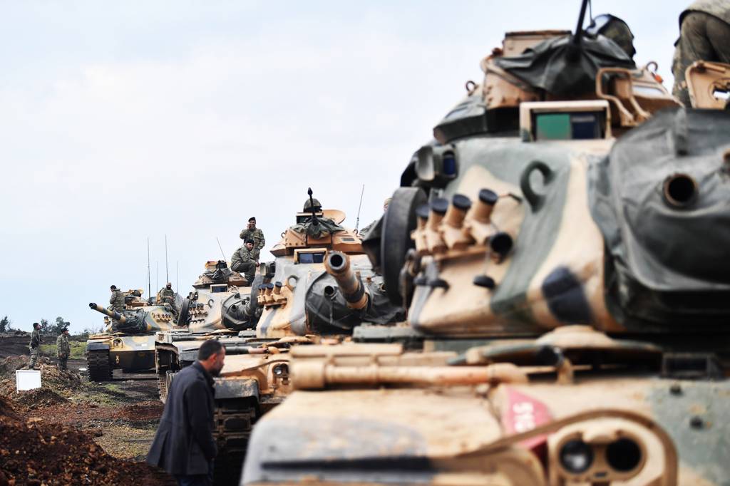 Tanques turcos aguardam antes de atravessar fronteira com a Síria - 21/01/2018