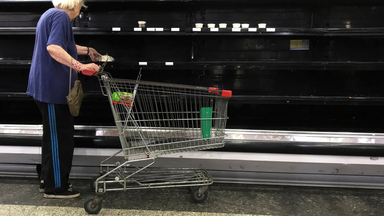 Mulher observa prateleira vazia em um supermercado de Caracas, na Venezuela - 10/01/2018
