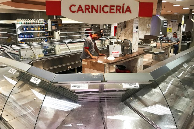 Prateleiras vazias em açougue, localizado no interior de supermercado em Caracas, na Venezuela - 09/01/2018