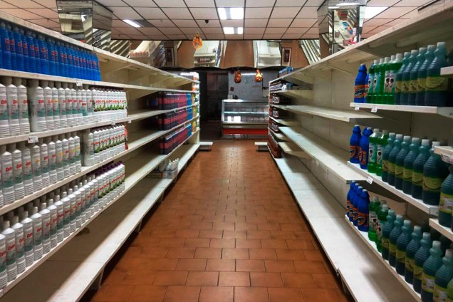 Prateleiras são vistas parcialmente vazias em um supermercado de Caracas, na Venezuela - 06/01/2018