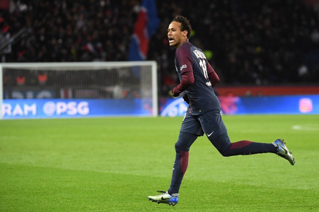 Neymar, PSG, comemora após marcar o sexto gol contra Dijon, pelo Campeonato Francês, em Paris
