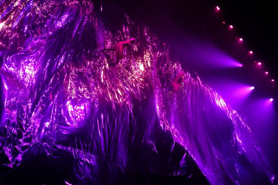 A suavidade da dança que envolve balé e acrobacias de circo é um dos momentos de suavidade do intenso Fuerza Bruta