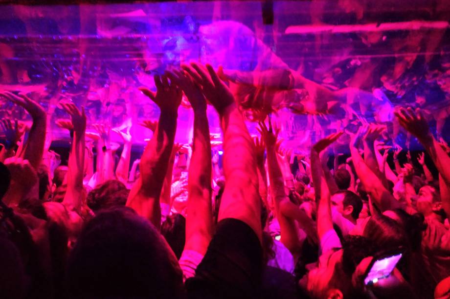 O público é convidado frequentemente a interagir com os bailarinos em cena
