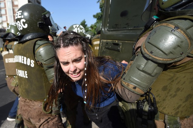 Manifestante é detida pela polícia durante protesto contra a visita do papa Francisco em Santiago, no Chile - 16/01/2018