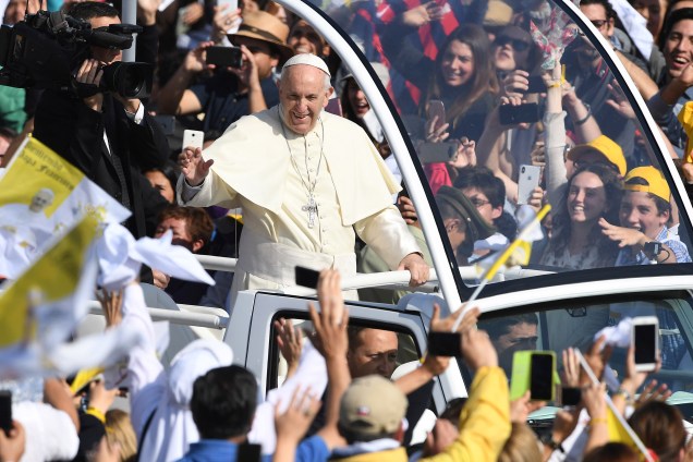 Papa Francisco é saudado por fiéis católicos na chegada ao Parque O'Higgins em Santiago no Chile - 16/01/2018