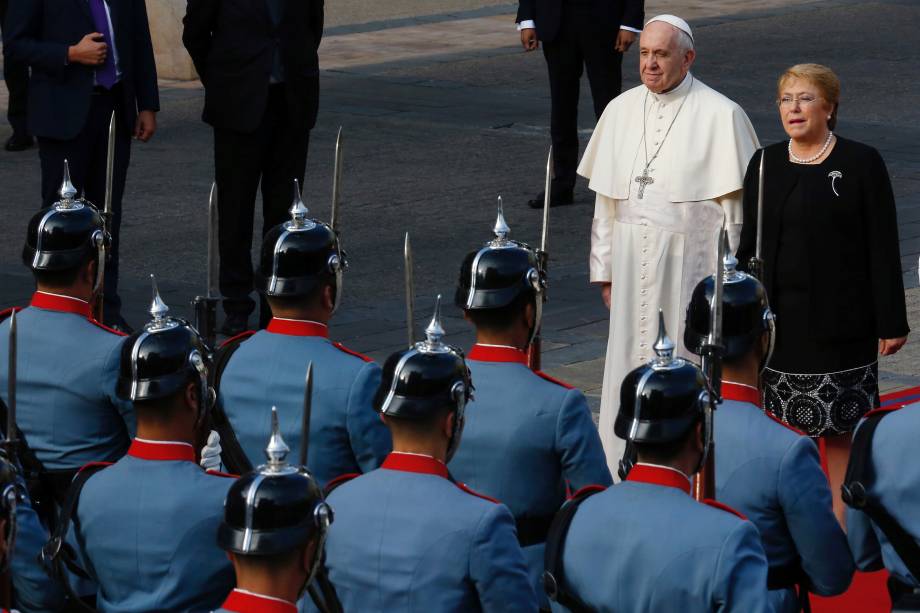 Papa Francisco é recebido pela Guarda de Honra durante visita ao Palácio La Moneda, sede do governo chileno em Santiago - 16/01/2018