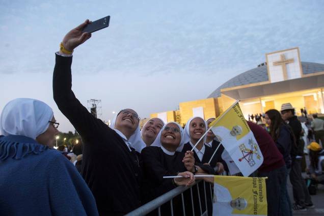 Freiras fazem uma selfie antes da missa celebrada pelo papa Francisco no Parque O'Higgins em Santiago - 16/01/2018 Freiras fazem uma selfie antes da missa celebrada pelo papa Francisco no Parque O'Higgins em Santiago - 16/01/2018