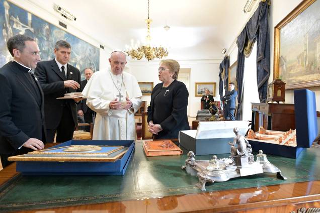 A presidente chilena Michelle Bachelet troca presentes com o papa Francisco no interior do Palácio La Moneda em Santiago, durante visita do pontífice ao Chile - 16/01/2018 A presidente chilena Michelle Bachelet troca presentes com o papa Francisco no interior do Palácio La Moneda em Santiago, durante visita do pontífice ao Chile - 16/01/2018