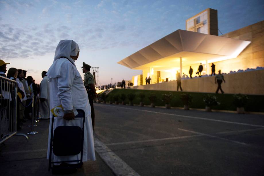 Freira chega antes do amanhecer para acompanhar a missa celebrada pelo papa Francisco no Parque O'Higgins em Santiago - 16/01/2018