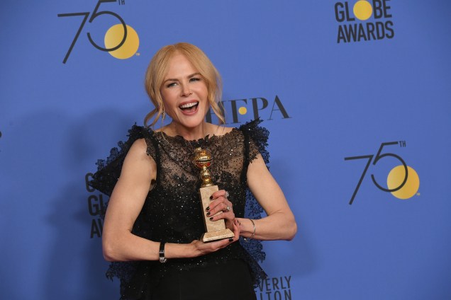 A atriz Nicole Kidman com seu prêmio de melhor atriz em uma série limitada ou um filme promovido para televisão em "Big Little Lies" durante o 75º Prêmio Anual de Globo de Ouro - 07/01/2018