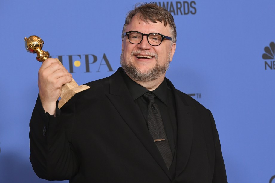 O diretor Guillermo del Toro com o prêmio de Melhor Diretor de Filme pela produção de 'The Shape of Water' - 07/01/2018