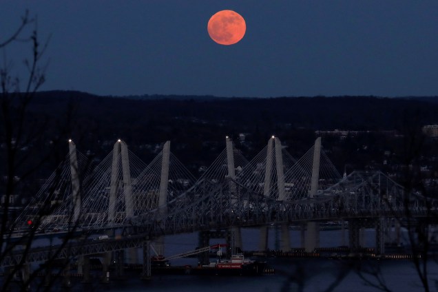 A primeira lua cheia do ano é fotografada sobre o rio Hudson e a Ponte Mario M. Cuomo de Nyack, em Nova York, nos Estados Unidos - 01/01/2018